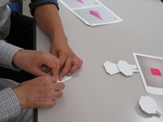 点字用紙を折って作る