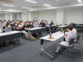 講演中の佐和みずえ氏 講演中の佐和みずえ氏